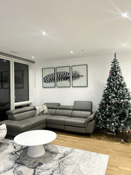 Beautiful 2-bed High Rise Apartment in Royal Wharf — отель с удобным расположением в Лондоне