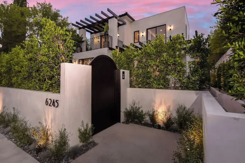 Elegant Melrose Home w Pool and Private Rooftop — отель с удобным расположением в Лос-Анджелесе