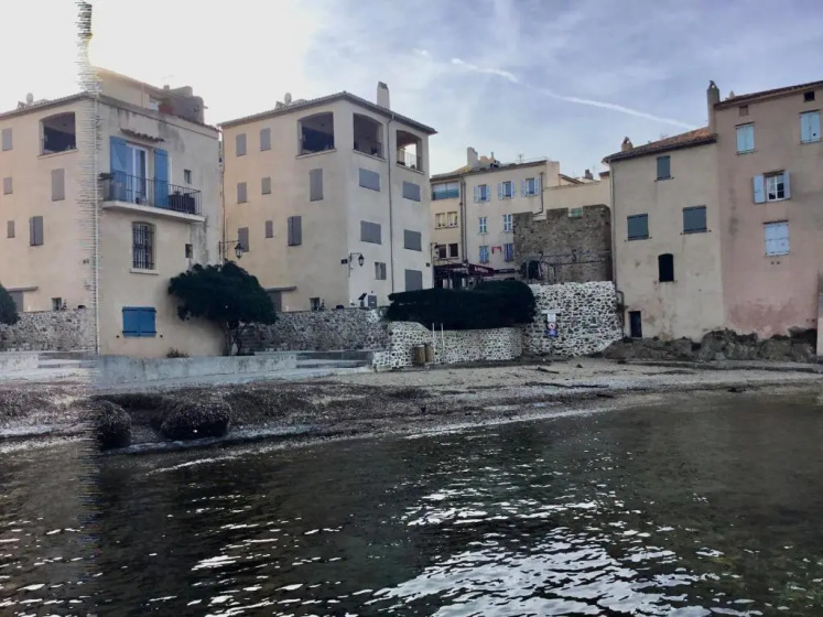 Ravissant studio climatise Gambetta Misericorde au coeur de Saint-Tropez — забронировать отель в Сент-Тропезе