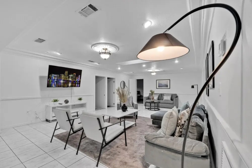Chateau Michael Luxury Brickell Villa with Pool — отель с удобствами в Майами