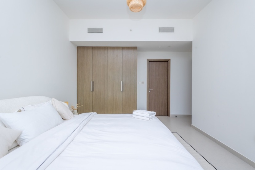SuperHost - Sleek 2BR Burj Royale Apt Close to Burj Khalifa — комфортный отель в Дубае
