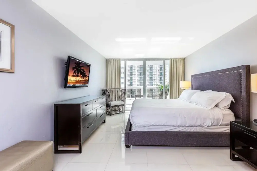 Sea-view Romantic Suite Minutes from the Beach — комфортный отель в Майами