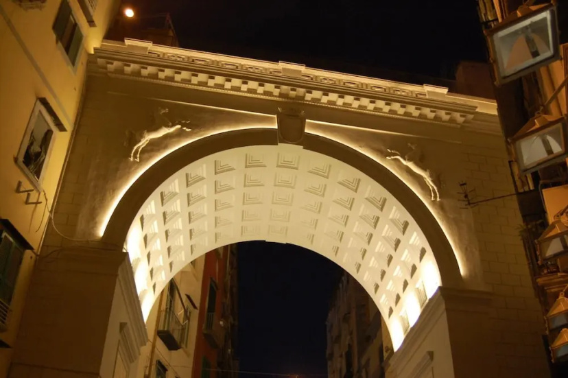 ponte di chiaia rooms — отель с удобным расположением в Неаполе
