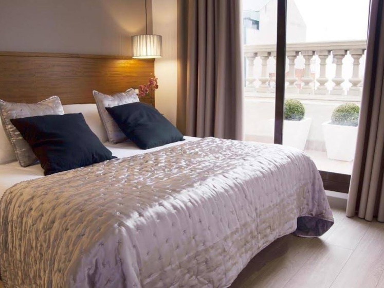 Serennia Apartamentos Ramblas - Plaça Catalunya — отель с удобствами в Барселоне