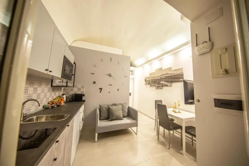 Olina Apartments n.6 — отель в Неаполе, Италия
