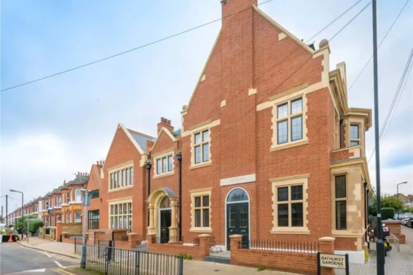 Цены на Unique 2 Bedroom Penthouse Apartment in Kensal Rise в Лондоне