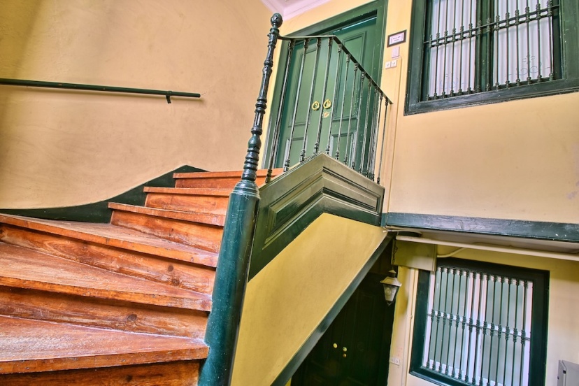 Bairro Alto Palace  Apartment for Large Groups — комфортный отель в Лиссабоне