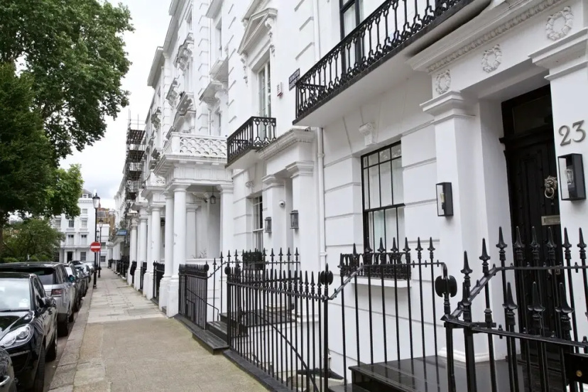 A Place Like Home - Two Bedroom Apartment in Knightsbridge — забронировать отель в Лондоне