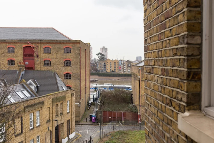 2 Bedroom Apartment In Wapping — отель с удобным расположением в Лондоне