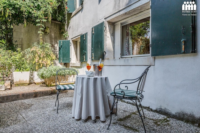 Ca' Carmini with Private Garden — отель в Венеции, Италия