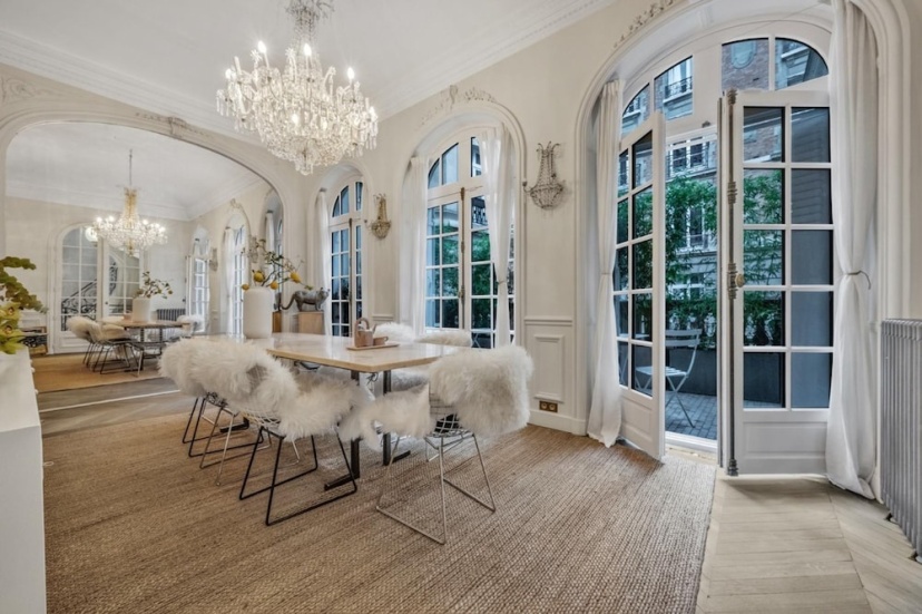 Luxury 5BR House Close to the Arc de Triomphe — забронировать отель в Париже
