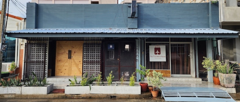 The Travellers House - Pet Friendly Accommodation — комфортный отель в Бангкоке