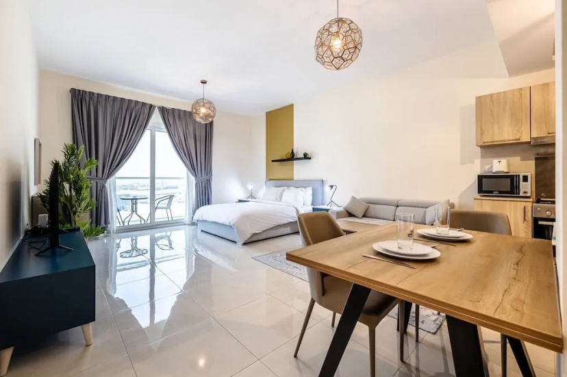Tanin - Sleek Studio in AG Tower with Canal Views — отель с удобным расположением в Дубае