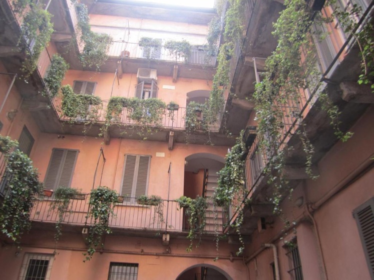 Charming and elegant apartment historic center of Milan — отель с удобствами в Милане
