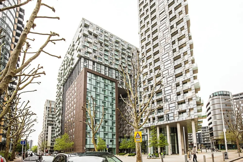 Chic Studio With Skyline Views — забронировать отель в Лондоне