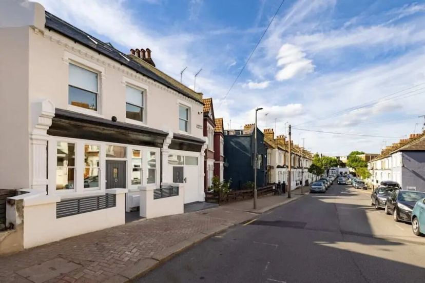 The Battersea Secret - Modish and Bright 1bdr Flat — отель с удобствами в Лондоне