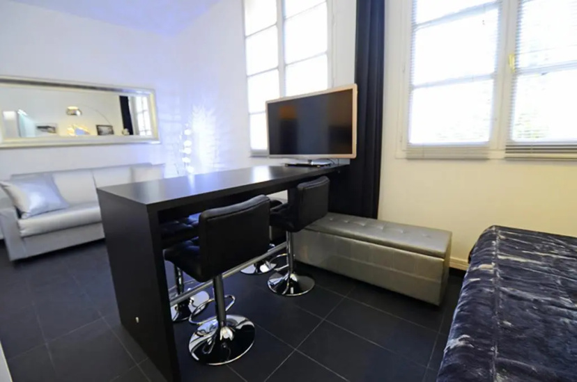 Цены на Silver Black Flat в Париже