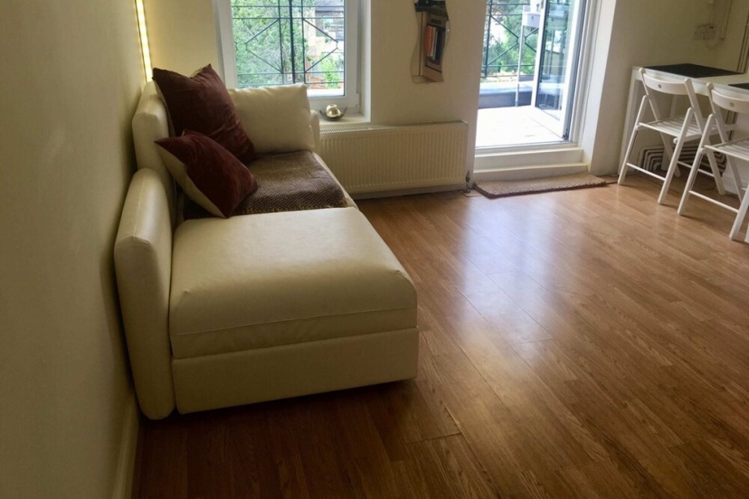 Bright 1 Bedroom Flat in West Hampstead With Balcony — отель с удобствами в Лондоне