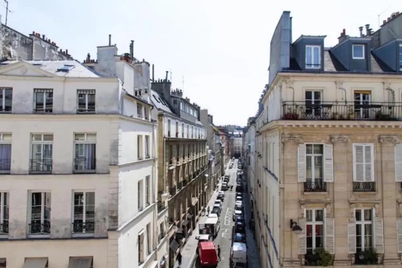 Marais - Place des Vosges Apartment — забронировать отель в Париже