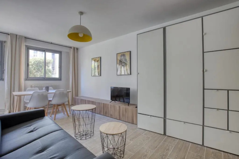 Superb Apartment Near The Bassin De La Villette — отель с удобствами в Париже