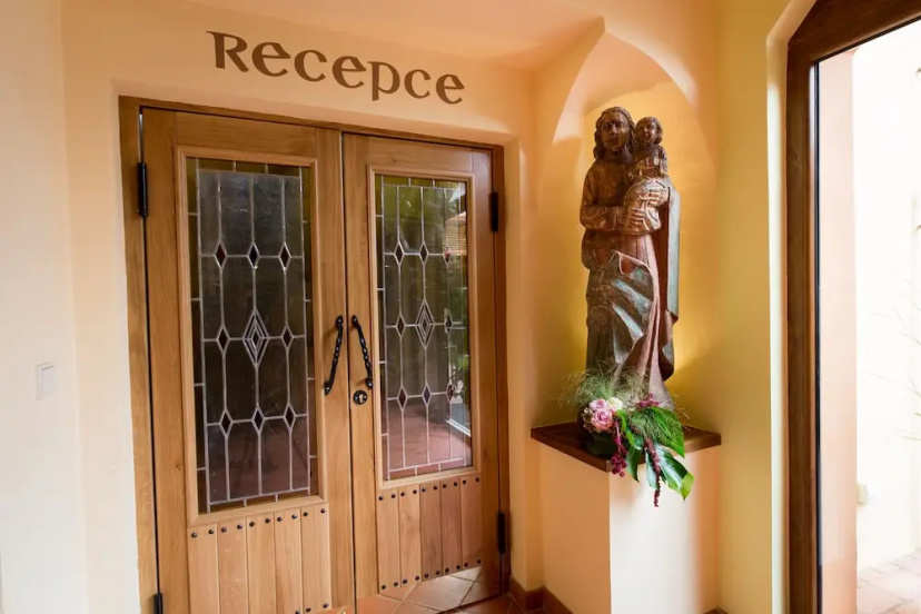 Цены на Hotel Selsky Dvur - Bohemian Village Courtyard в Праге
