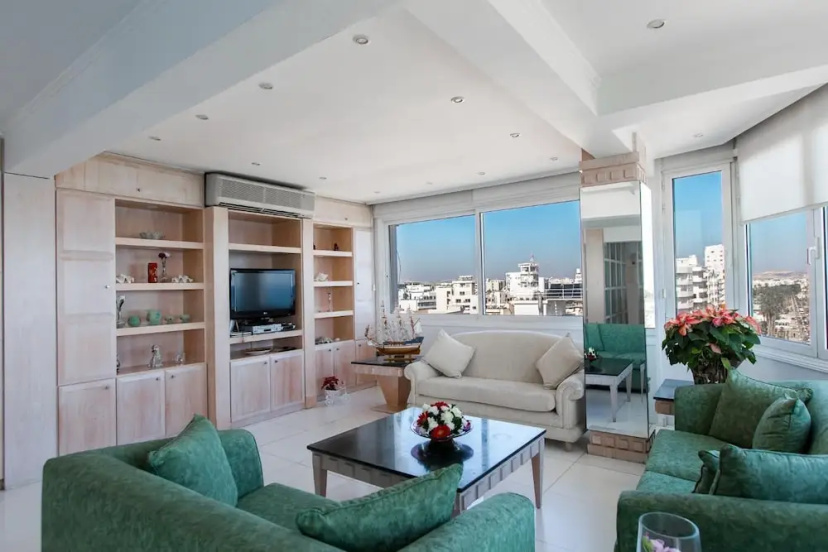 Laila's Seaview Penthouse Apartments — отель в Ларнака, Кипр
