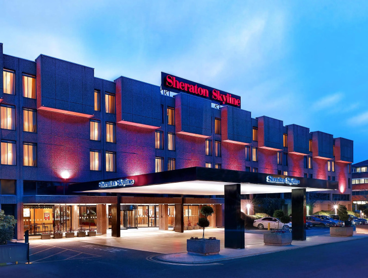 Sheraton Skyline Hotel London Heathrow — отель с удобным расположением в Лондоне