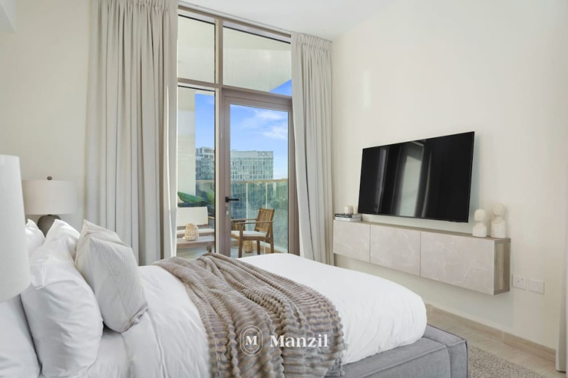 Stylish 2BR With Canal Burj View Near Dubai Mall — отель с удобствами в Дубае