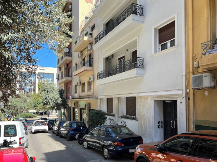 Modern apartment near Lycabettus hill with balcony — комфортный отель в Афины