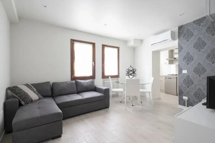 San Marco Style Canal View Apt 1 by Wonderful Italy — отель с удобствами в Венеции