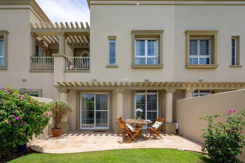 Radiant & Lush 2BR Villa In The Springs 11 - Sleeps 6! — комфортный отель в Дубае