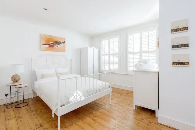 Bright Welcoming Apartment With Terrace, Fulham 3 bed — отель с удобствами в Лондоне