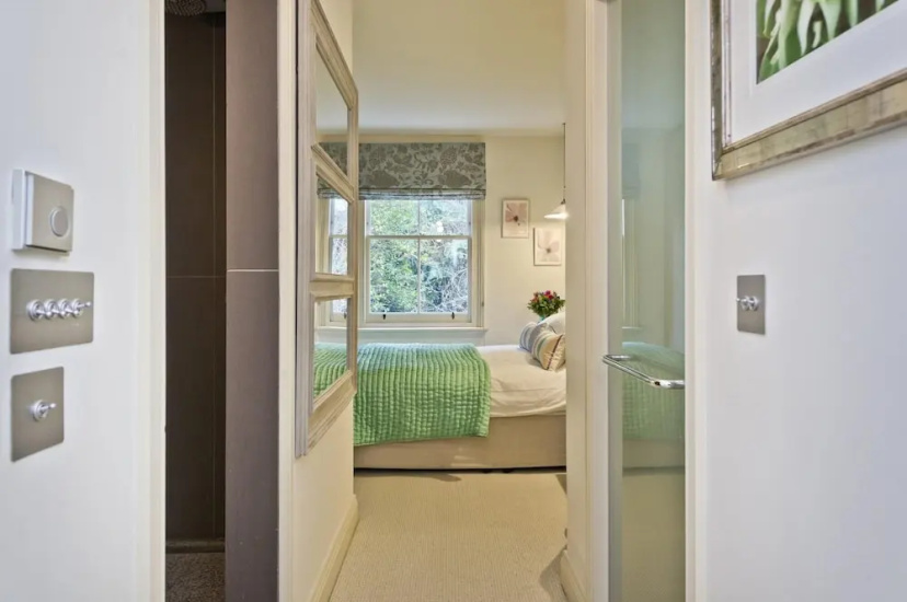 Цены на Charming 1 Bed Flat Chelsea в Лондоне