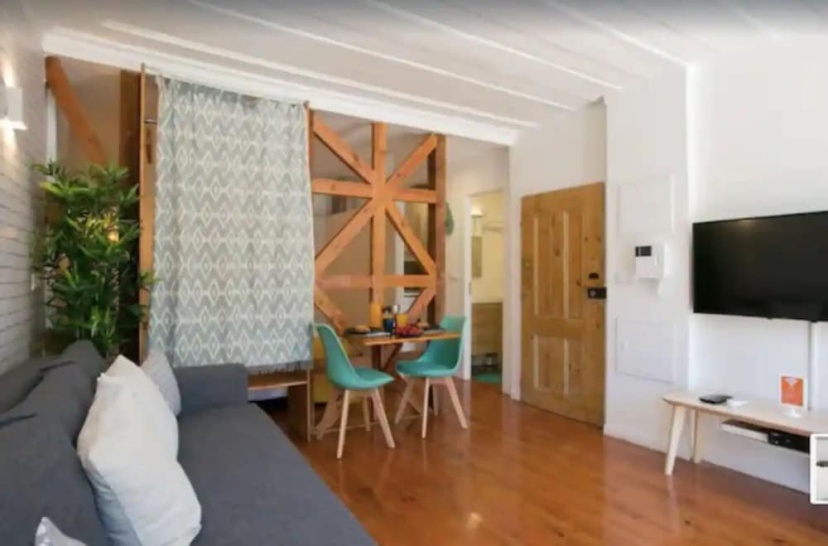 Sunny Photographer's Studio w Balcony in Alcântara — отель с удобствами в Лиссабоне
