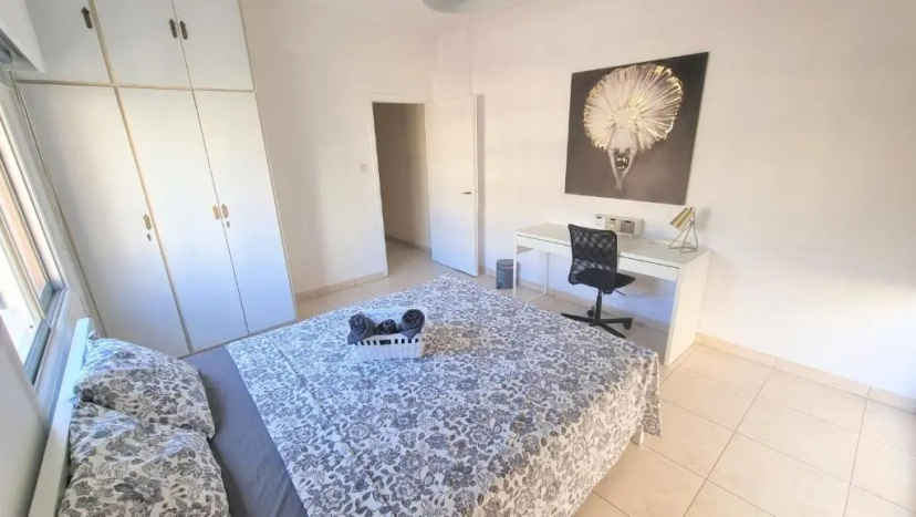 Цены на Comfy 2BR Apartment in the City Center, FREE PARKING and 3min walk to the beach! в Ларнака