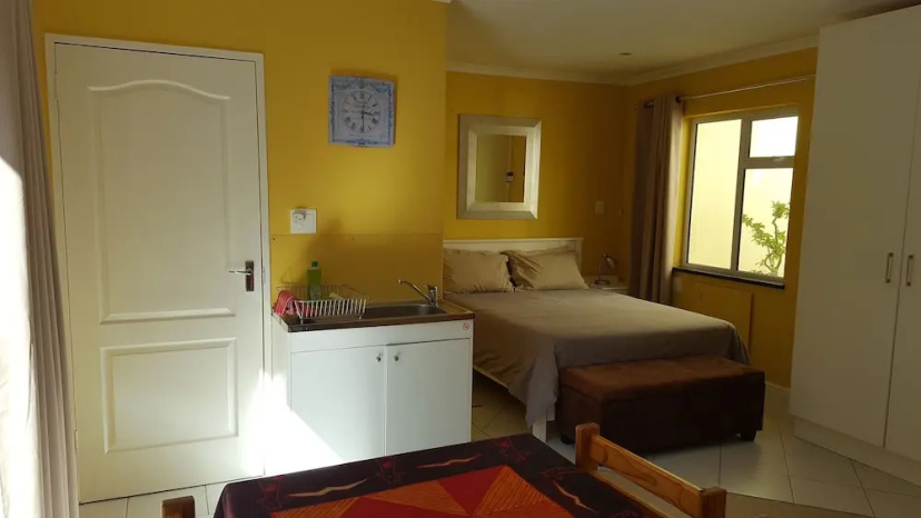 Cosy Chalet With Private Patio in Constantia, the Leafy Suburb of Cape Town — забронировать отель в Кейптауне