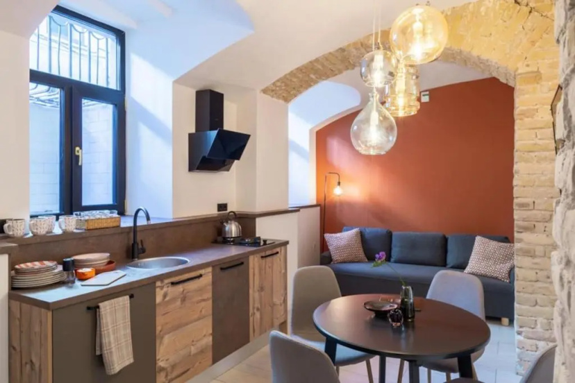 Charming Riga Old Town Apartment — отель с удобным расположением в риге