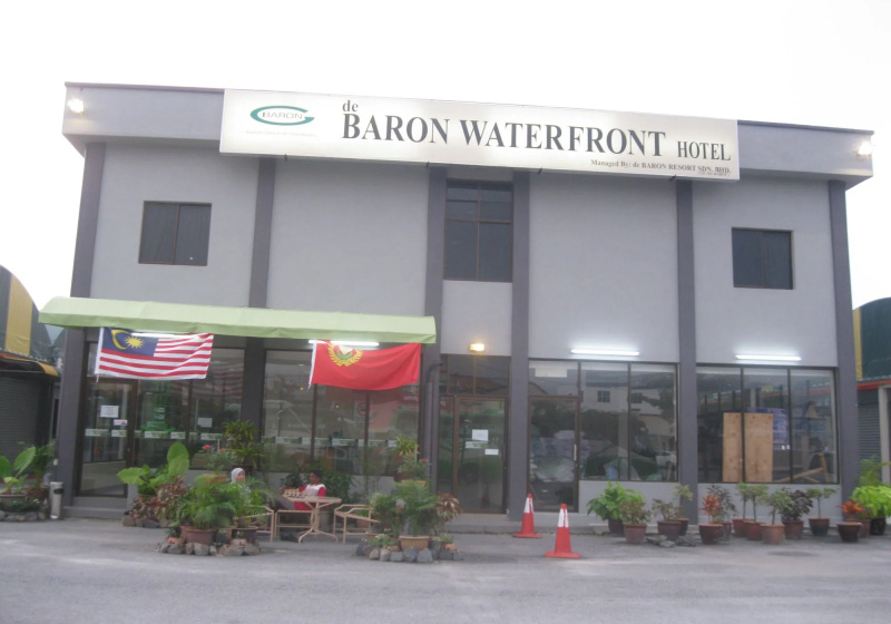 Baron Waterfront Hotel — забронировать отель в Лангкави