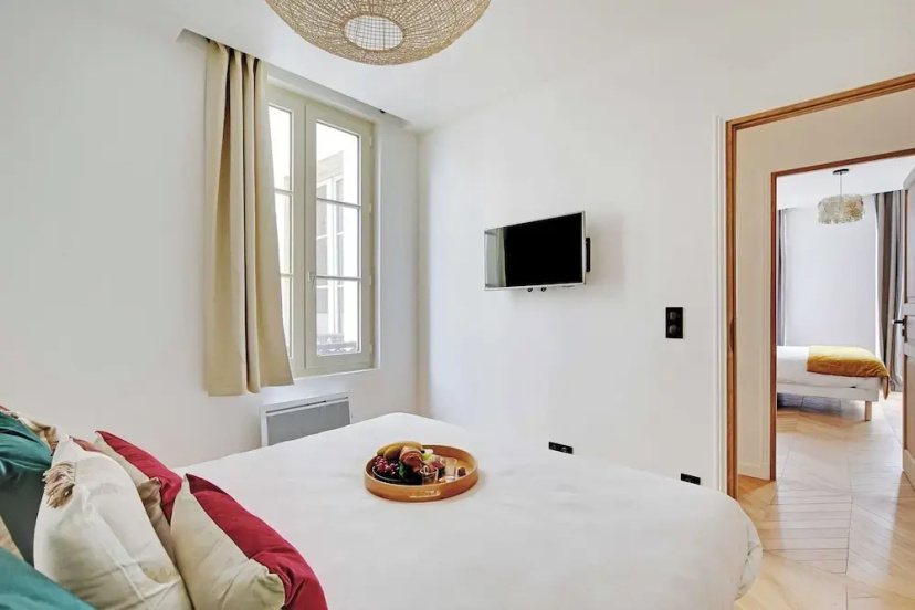 Цены на Spacious Apartment - 2br/6p - Le Marais в Париже