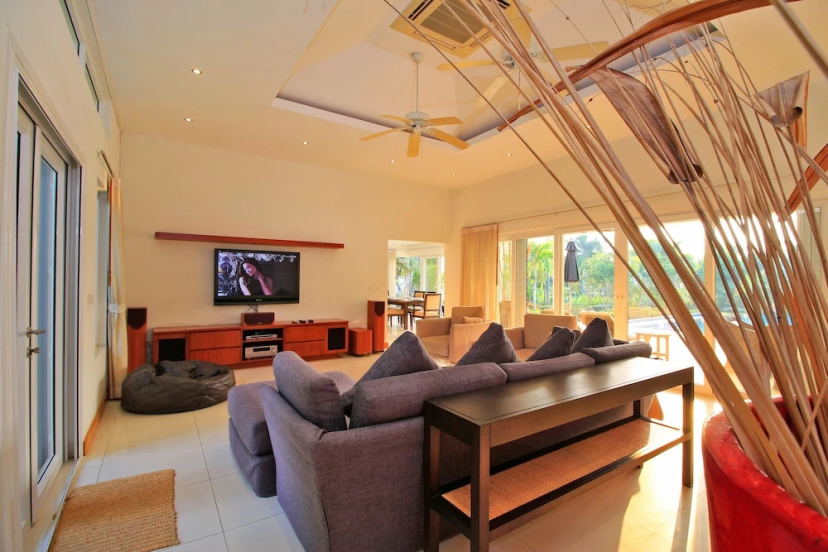 Pattaya Sunset Villa 4 Bedroom Sleeps 8 — забронировать отель в Паттайе