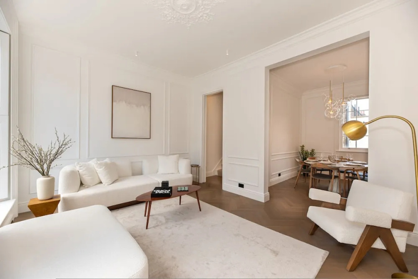 Elegant and Bright 3-bed Flat Near Sloane Square — отель с удобствами в Лондоне