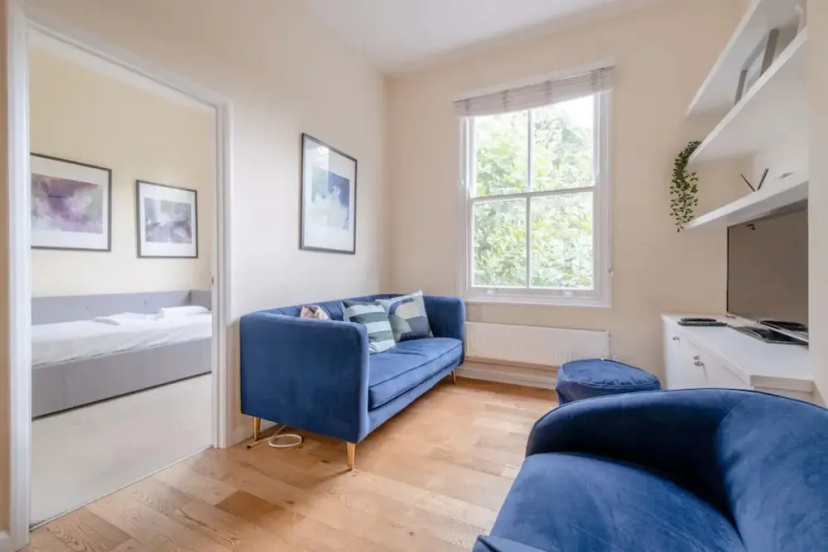 Lovely 2 Bedroom Apartment With Great Transport Links — комфортный отель в Лондоне