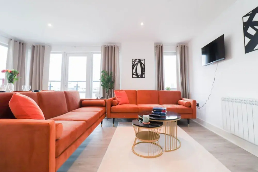 Stunning Riverside Apartment — отель с удобным расположением в Лондоне