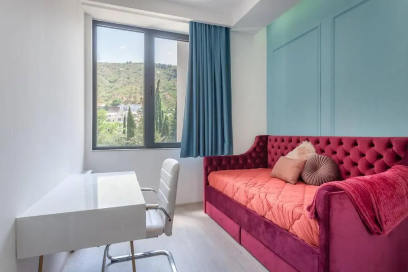 Luxury Meets Convenience - 2 bdrm @ City Center — отель в Тбилиси, Грузия