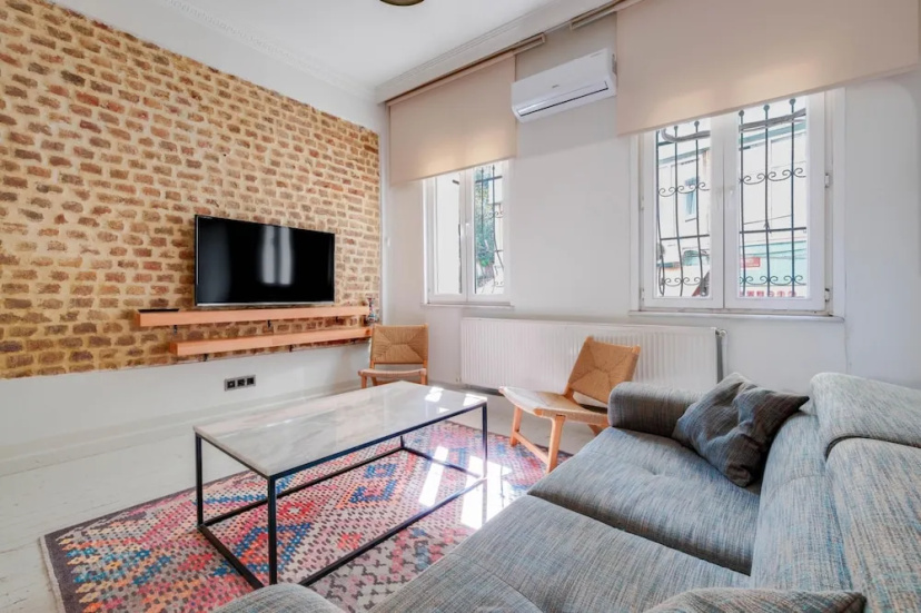Cozy Flat With Balcony 5 min to Galata Tower — забронировать отель в Стамбуле