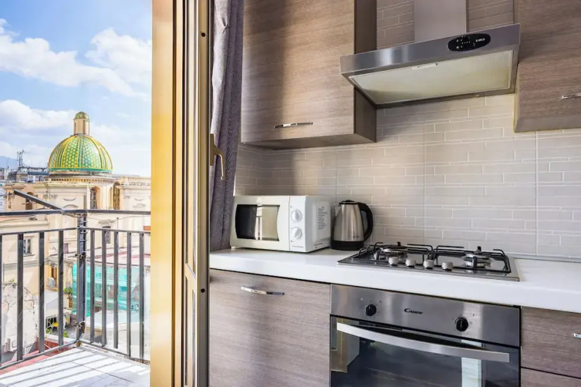 Revolutionary Apartment Near Duomo Station — отель с удобствами в Неаполе