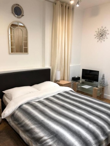 Modern Apartment in Twickenham Highstreet — забронировать отель в Лондоне