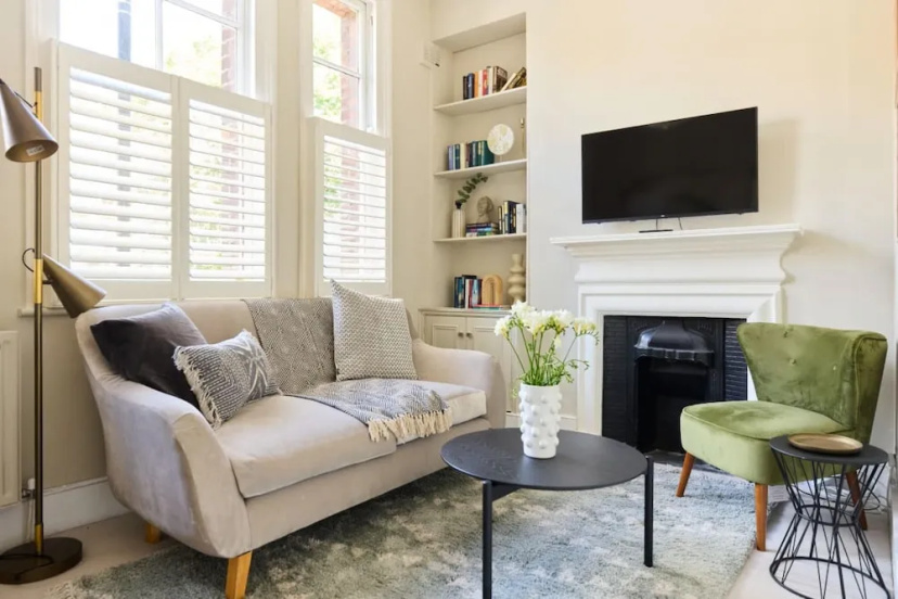 The Putney Classic - Trendy 2bdr Flat — отель с удобным расположением в Лондоне