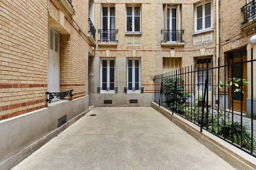 Charming 1 Bedroom Apartment Eiffel Tower — комфортный отель в Париже