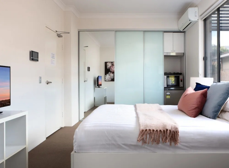 Bright Studio Steps From Westmead Hospital — отель с удобствами в Сиднее